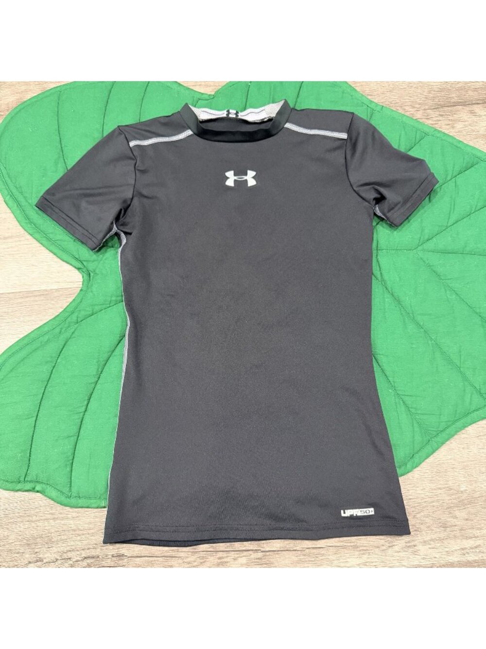 Under Armour Boys Youth Medium Black Fitted Short Sleeve Baselayer Tee UPF 50